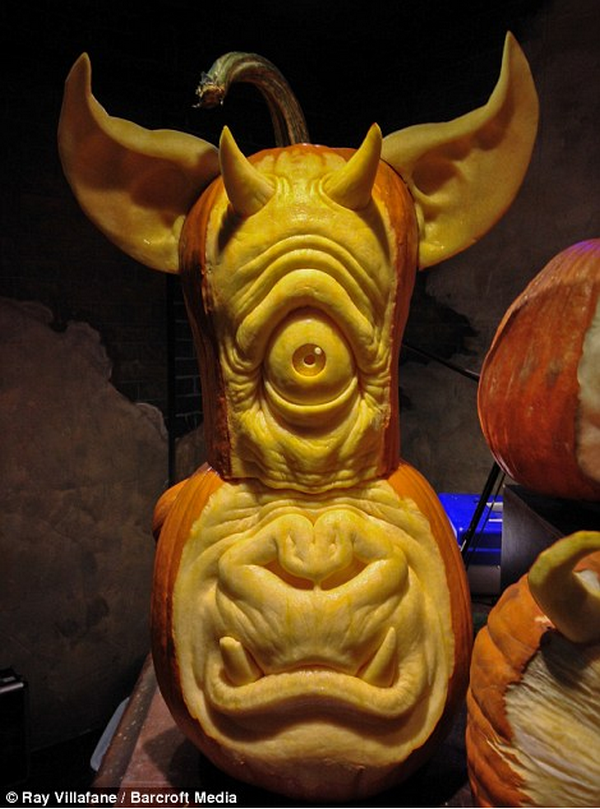 Creepy Halloween pumpkin decorations
