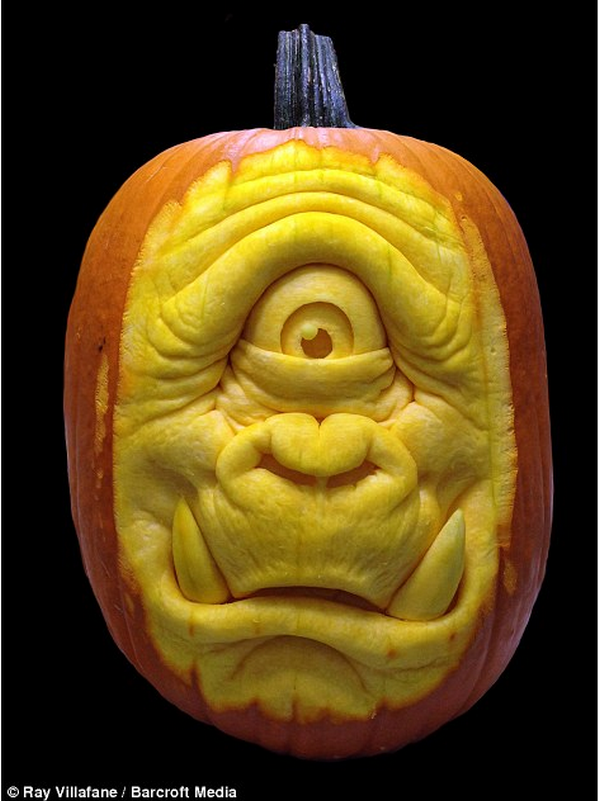 Creepy Halloween pumpkin decorations
