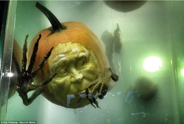 Creepy Halloween pumpkin decorations