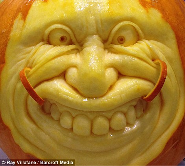 Creepy Halloween pumpkin decorations