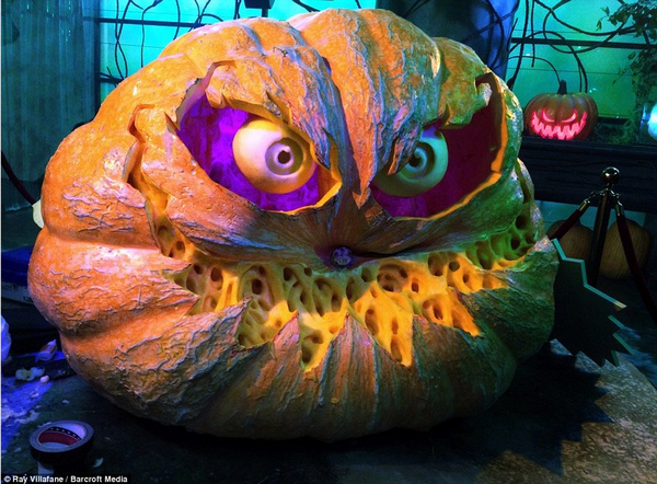 Creepy Halloween pumpkin decorations