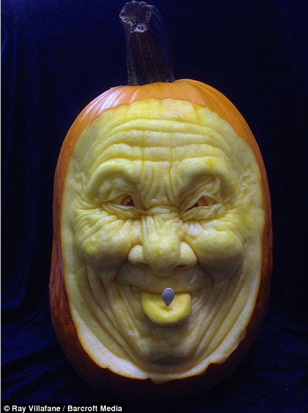 Creepy Halloween pumpkin decorations